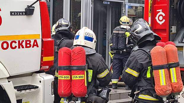 На севере Москвы загорелись 12 гаражей