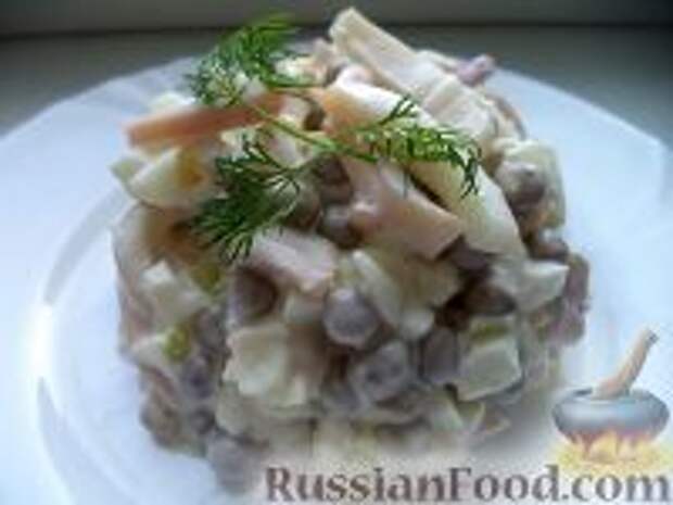 Фото к рецепту: Салат с кальмарами и зеленым горошком