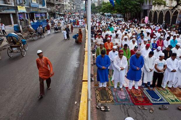 Жаркие, узкие и переполненные людьми улицы Дакки поглощают толпы людей, выходящих из мечетей после празднования конца священного месяца Рамадан. Один из самых быстроразвивающихся городов на земле, Дакка переполнен мигрантами из страдающей от паводков и бурь сельской местности.