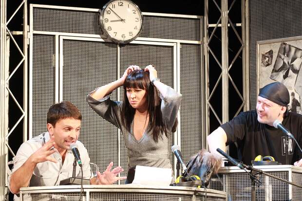 Сцена из спектакля «День радио», на сцене (слева направо): Леонид Барац, Нонна Гришаева и Дмитрий Марьянов