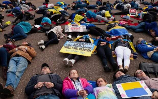 Проживающие в западных странах украинские беженцы в отсутствие мовных патрулей предпочитают общаться на русском...