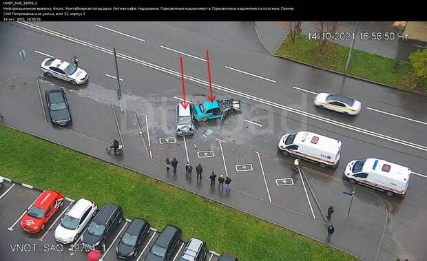 Две легковушки столкнулись на Петрозаводской улице в Москве