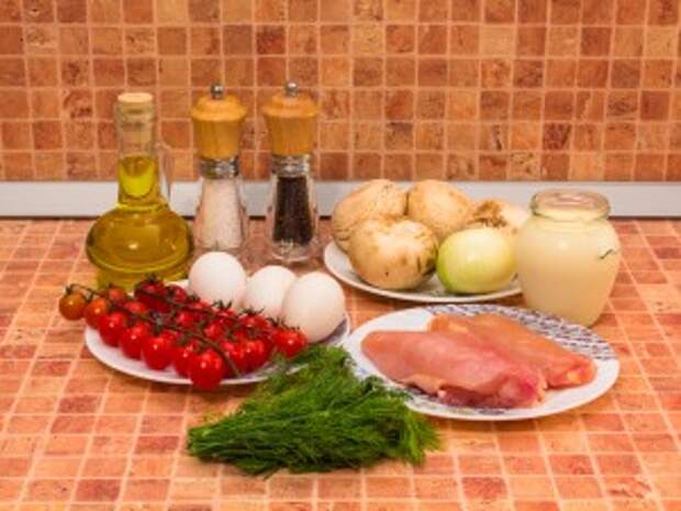Салат с запеченным куриным филе, блинчиками и грибами. Ингредиенты
