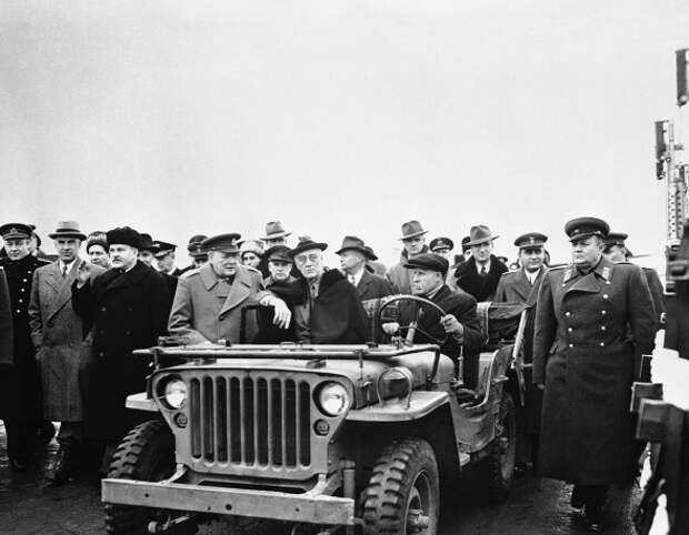 Президент США Франклин Рузвельт (в машине), премьер-министр Великобритании Уинстон Черчилль и нарком иностранных дел СССР Вячеслав Молотов (слева) в Ялте