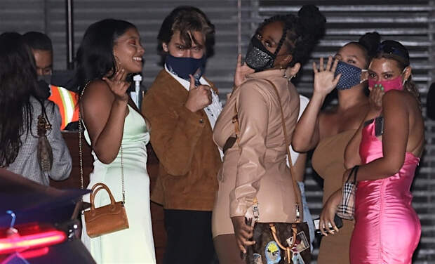 По статистике меньше ребят: звезда "Ривердейла" Коул Спроус проводит время в компании сразу нескольких девушек