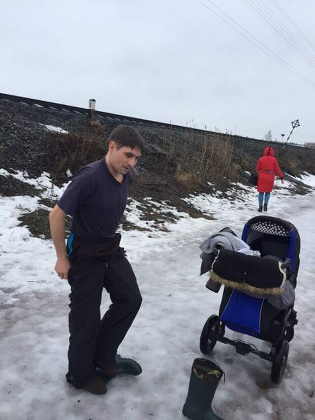 Мужчина спас собаку, провалившуюся под лед Ладожского озера в Карелии