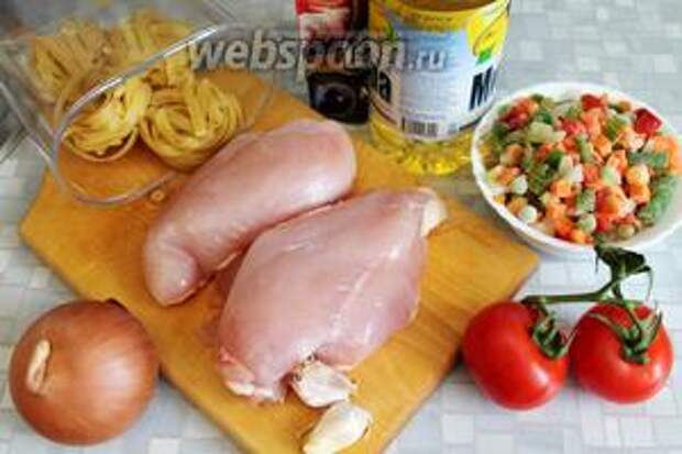 Для лагмана взять куриное мясо, лук, овощную смесь, помидоры, кетчуп, масло, зелень.
