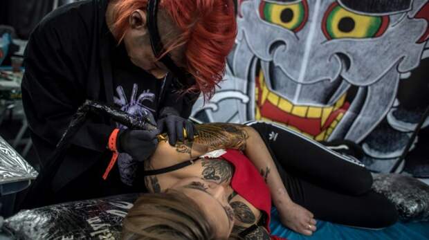 Мастера за работой на Международной тату-конвенции в Чехии