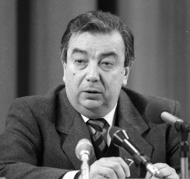 Некоторые считают, что по этой причине Ельцин снял его с поста в мае 1999 года