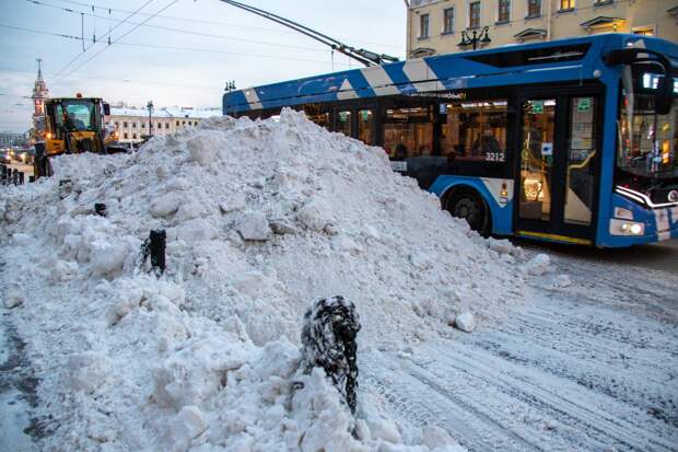 Петербург между снегопадами: пробки и ДТП по-прежнему остаются проблемой