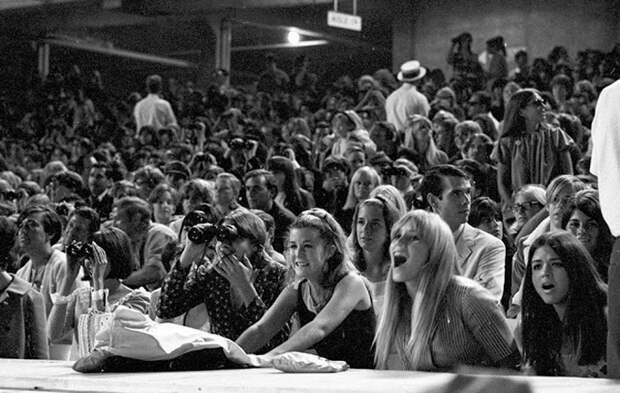Аавгуст 1966г. Публика на концерте группы в Dodger Stadium.