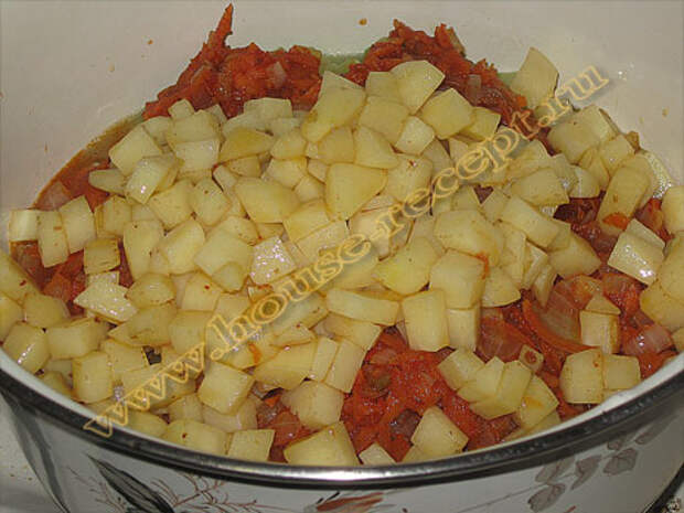 В овощное рагу ложем картофель