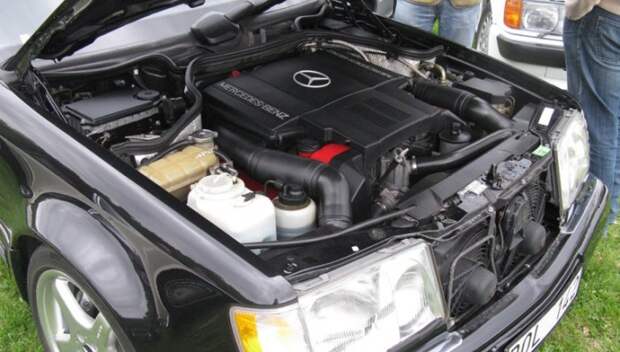 5,0-литровый двигатель V8 Mercedes-Benz 500E.
