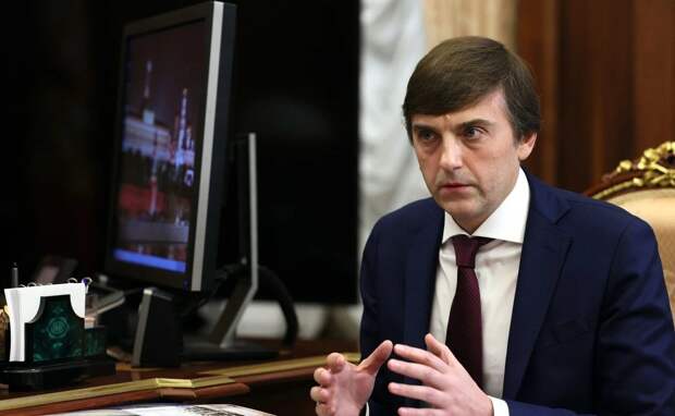 У Кравцова все хорошо, а в российской глубинке начали закрывать школы — детей учить некому