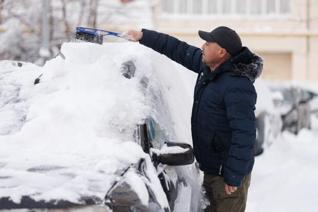 Названы типичные ошибки при очистке авто от снега и льда