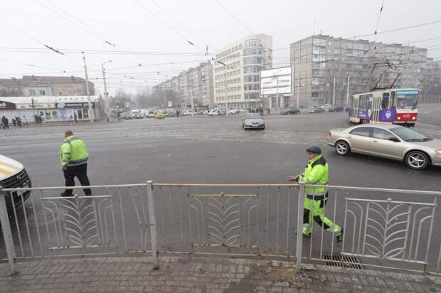 Водитель сбил на тротуаре