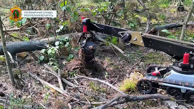 СХРОН СО ВЗРЫВЧАТКОЙ ВСКРЫВАЮТ ПРИ ПОМОЩИ СПЕЦИАЛЬНОЙ ТЕХНИКИ. СКРИНШОТ: ПОГРАНСЛУЖБА БЕЛОРУССИИ