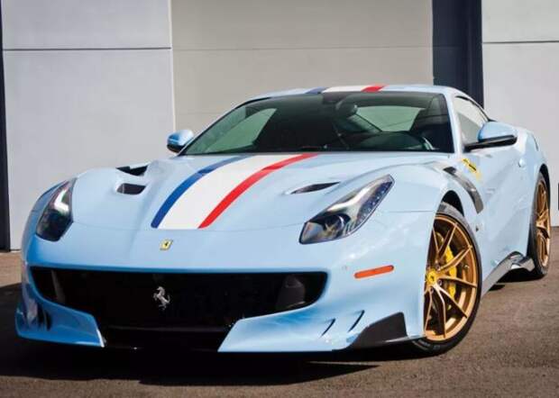 За рулем Ferrari F12 tdf хочется посидеть каждому.