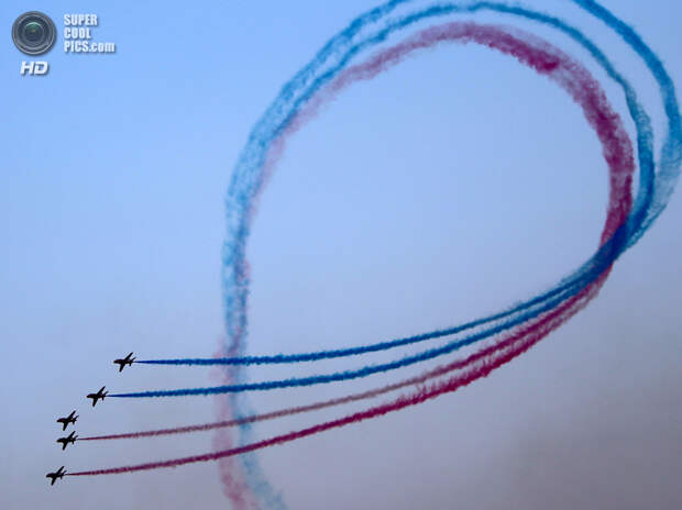 ОАЭ. Дубай. 18 ноября. Во время международного аэрокосмического салона Dubai Airshow. (Marwan Naamani/AFP/Getty Images)