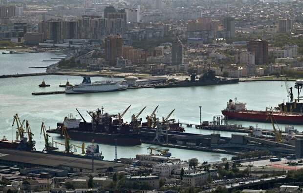 В Новороссийске обломки БПЛА повредили гражданское судно, один человек пострадал