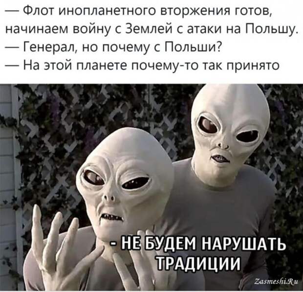 В автобусе женщина-кондуктор подходит к пассажиру - молодому мужчине...