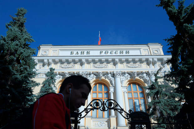 Экономист Разуваев: к лету ЦБ снизит ставку, а доллар перешагнет 100 рублей