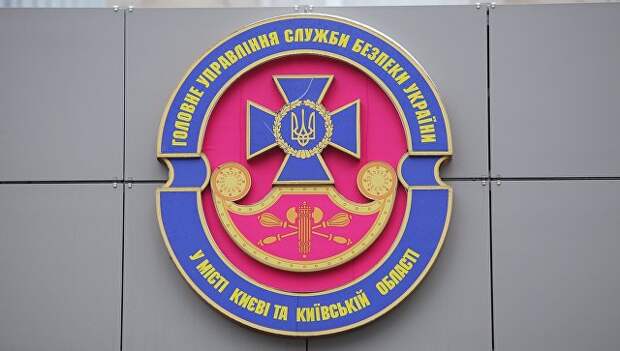 Герб у входа в здание СБУ в Киеве. Архивное фото
