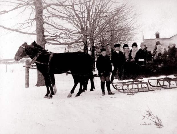 School Bus, Lyn, Ontario, Canada, 1906 This bus went from Lyn to the Brockville Collegiate Institute and Vocational School, the high school for the surrounding area.