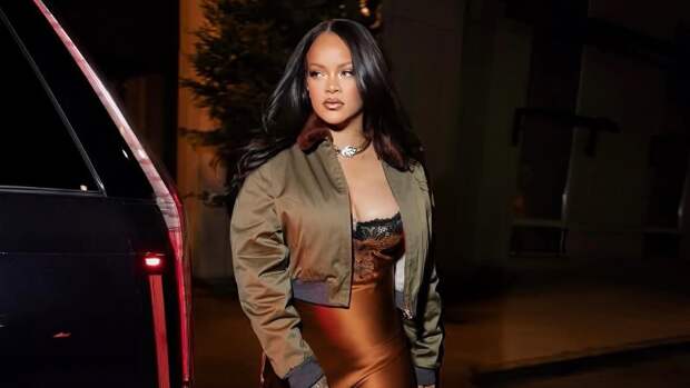 Рианна вышла в свет в наряде за сотни тысяч рублей