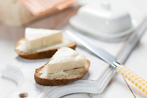 В плавленый сыр добавляют соль и насыщенные жиры. / Фото: onashem.mediasole.ru