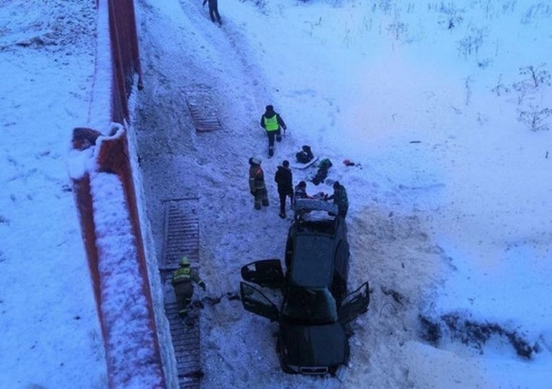 Авария дня. В Башкирии легковой автомобиль упал с моста