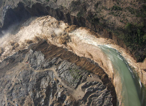 Вода, всюду вода… Потоки воды из озера Танцзяшань в 9 часов утра 10 июня 2008 года в юго-западной китайской провинции Сычуань. (AP Photo/Xinhua/ Li Gang)