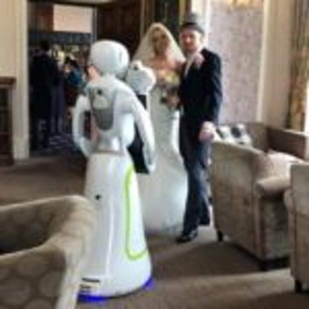 Фотограф-робот был нанят на свадьбе в Англии