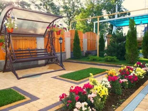 Как просто и красиво оформить двор частного дома