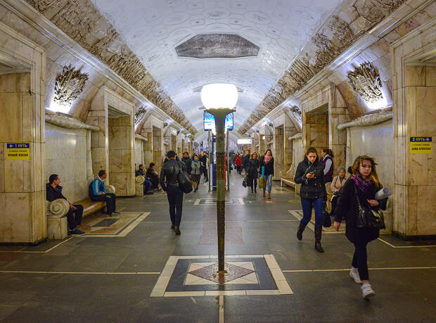 Самые красивые люстры московского метро