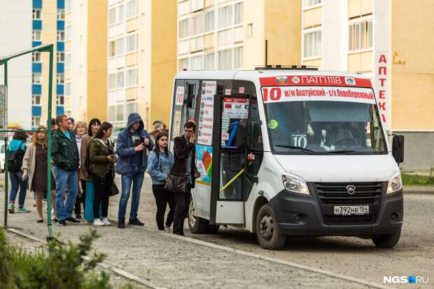 Маршрутка тракторный. Очередь на маршрутку. Очередь на маршрутку в Москве. Очереди на автобус СПБ. Маршрутка 1020.