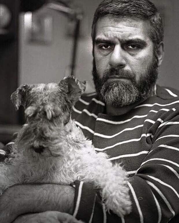 Писатель Сергей Довлатов со своей собакой, фокстерьером Глашей