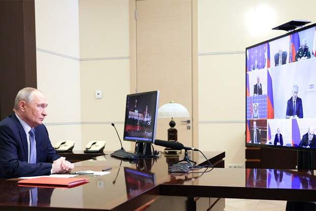 Путин провел оперативное совещание с постоянными членами Совбеза