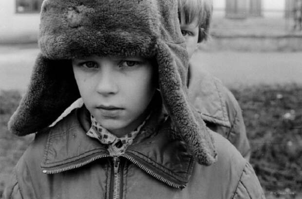 Мальчик в зимней шапке-ушанке. СССР, Новокузнецк, 19 апреля 1987 года. Мальчик в зимней шапке-ушанке. СССР, Новокузнецк, 19 апреля 1987 года.