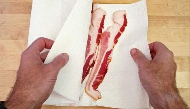 Убираем влагу из бекона или любого другого мяса. \ Фото: pinterest.com.