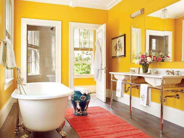 Интерьер этой ванной комнаты оформлен таким образом что она выглядит очень сочно, так как выполнена в желтых тонах.