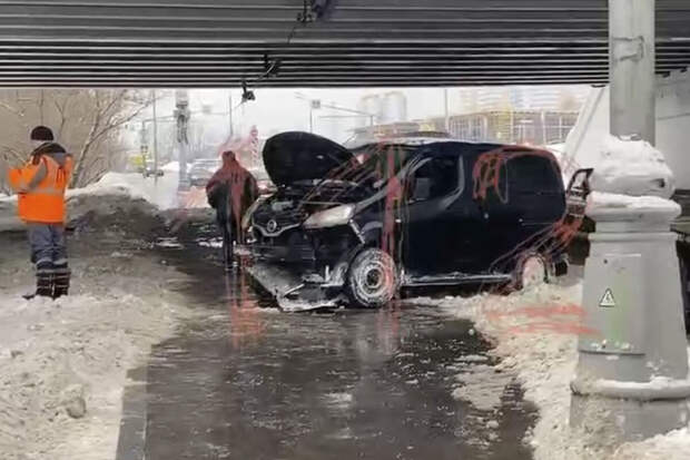 112: Nissan вылетел на железнодорожные пути в районе станции "Трикотажная" в Москве