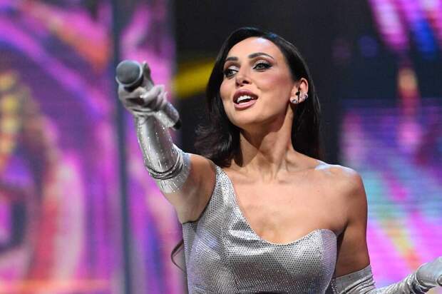 «Я попросила включить свет»: Алсу прервала концерт из-за ЧП с фанатом