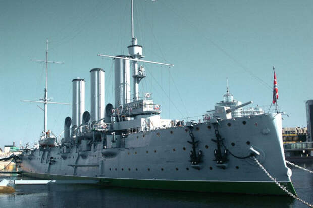 В Петербурге спущен на воду крейсер «Аврора», будущий символ Октябрьской революции.