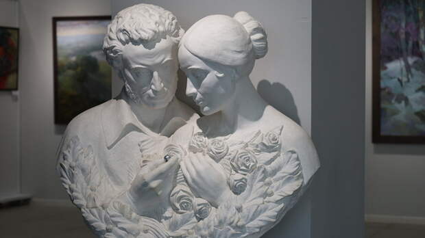 В Барнауле открылась необычная выставка "23+8" о мужском и женском. Фоторепортаж