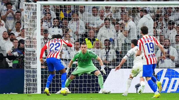 Украинский вратарь Лунин стал капитаном «Реала» в матче с «Атлетико»