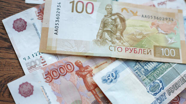Средняя зарплата в России за месяц выросла на 40 тысяч рублей