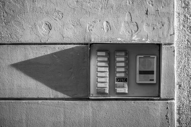 В белое поле на звонке обычно вставляется бумажка с именем жильца. Photo by Michal Matlon on Unsplash.