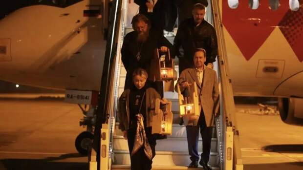 Благодатный огонь доставили в Екатеринбург к 4 утра