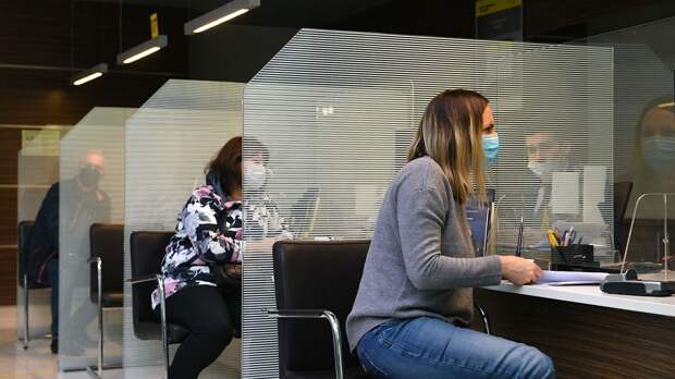 Посетители в отделении банка в Москве  Посетители в отделении банка в Москве  - РИА Новости, 1920, 05.01.2021